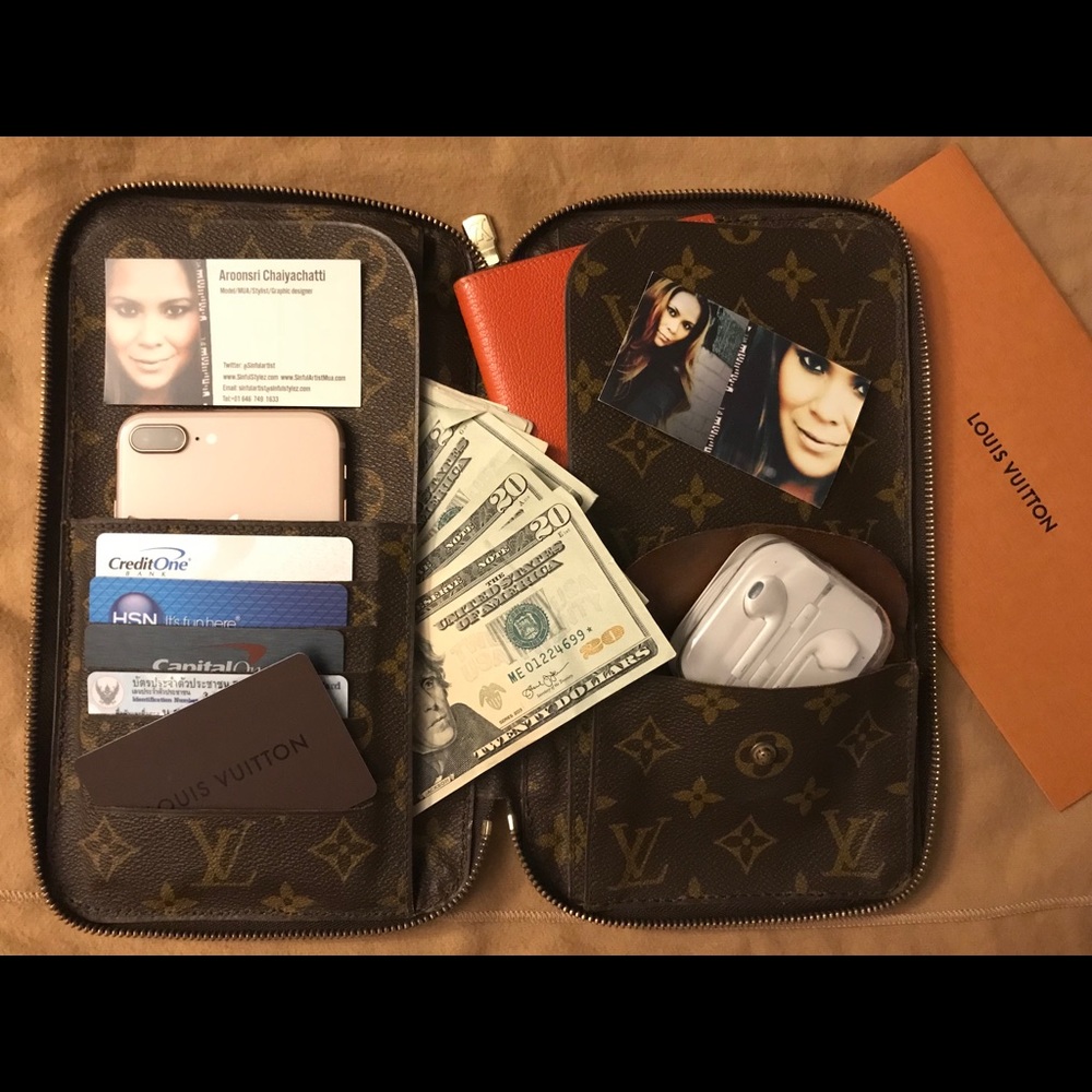 SOLD Louis Vuitton Escapade organizer🍒 ❤️